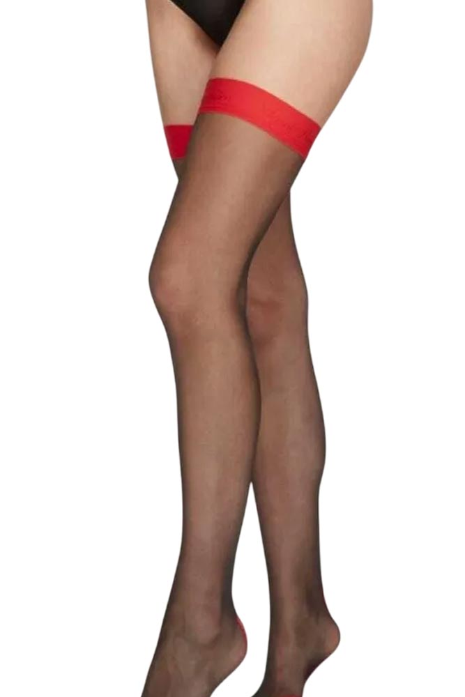 Κάλτσες AnnaMu με κόκκινο τελείωμα – εφαρμογή στο πόδι