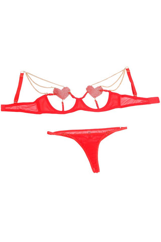 Λεπτομέρεια του κόκκινου ανοιχτού bra με χάντρες και μεταλλικές αλυσίδες σε κοντινό πλάνο.