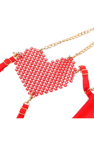 Κόκκινο mesh string με ρυθμιζόμενες λωρίδες σε κοντινή λήψη από τη μέση και κάτω