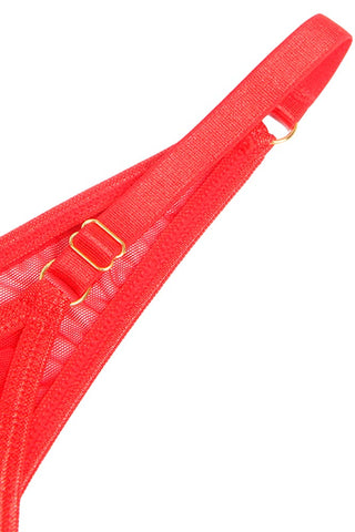 Γυναίκα σε πίσω λήψη που αναδεικνύει το κόκκινο mesh string και την εφαρμογή του bra.