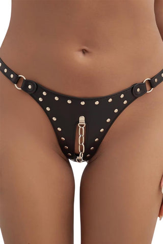 Κοντινή φωτογραφία από μαύρο crotchless στρινγκ από δερματίνη με μεταλλικά τρουκς και αλυσίδα στον καβάλο